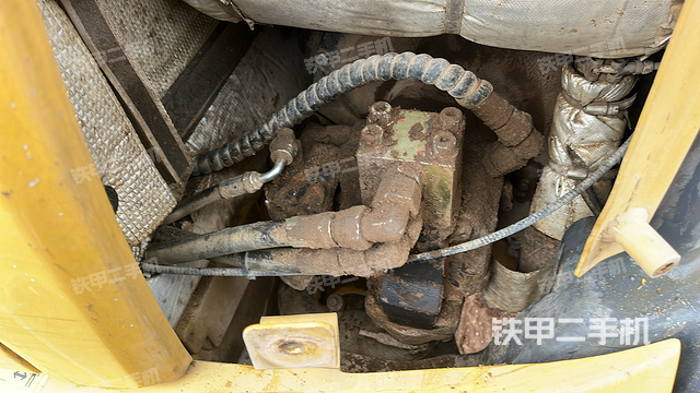 液压泵舱室正面整体（整机外观）