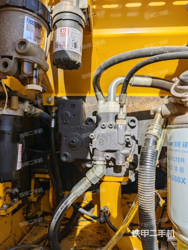 液壓泵艙室正面整體(整機外觀) 液壓泵艙室正面整體(整機外觀)