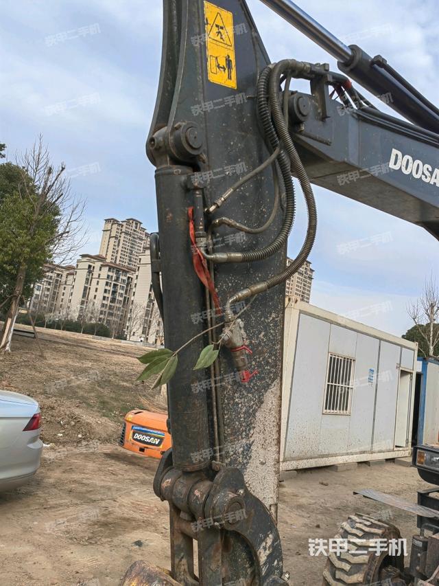 小臂整體左后(工作和回轉(zhuǎn)裝置) 小臂整體左后(工作和回轉(zhuǎn)裝置)