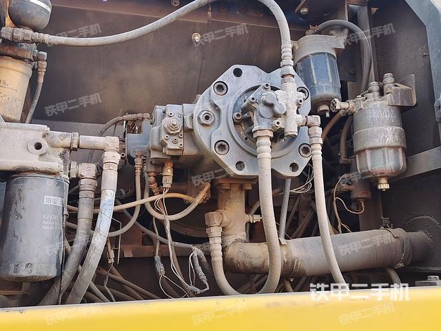 液壓泵艙室正面整體(整機(jī)外觀) 液壓泵艙室正面整體(整機(jī)外觀)