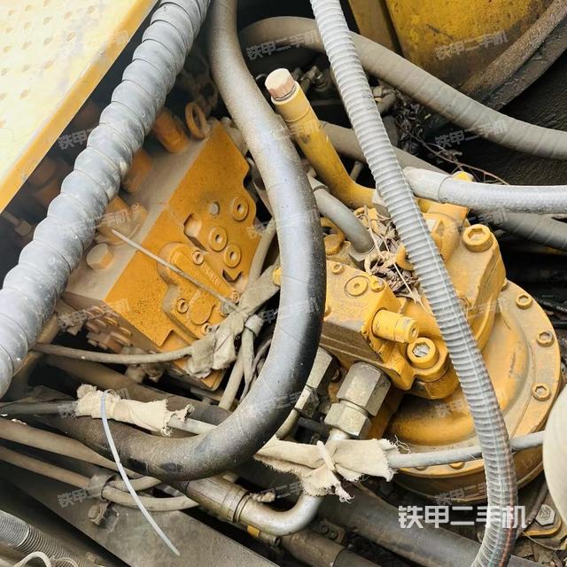 回轉(zhuǎn)馬達(dá)和主控閥(整機(jī)外觀) 回轉(zhuǎn)馬達(dá)和主控閥(整機(jī)外觀)