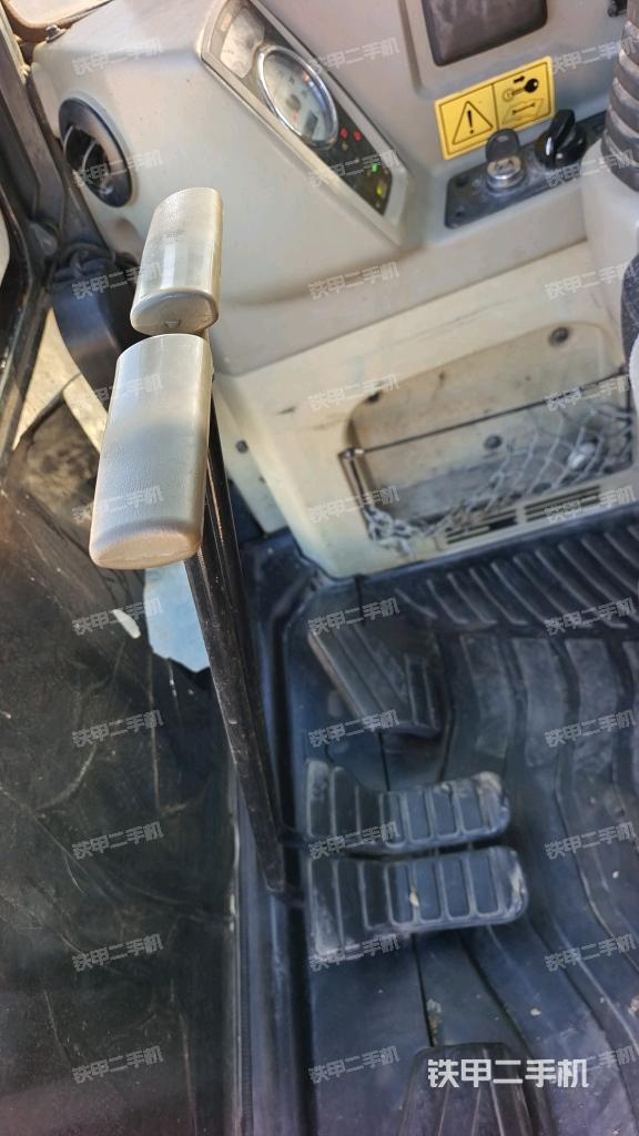 行走控制手柄和踏板?俯拍（駕駛室部分）