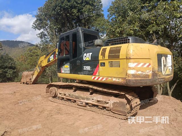 卡特彼勒320D2液压挖掘机的设备实拍-第3张实拍照片
