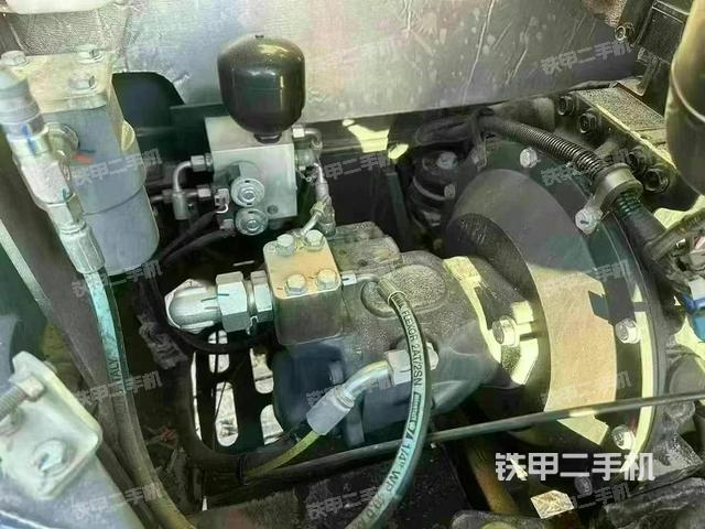 液壓泵艙室正面整體（整機(jī)外觀）