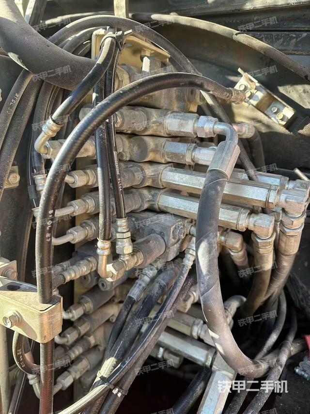 回轉(zhuǎn)馬達(dá)和主控閥（整機(jī)外觀）