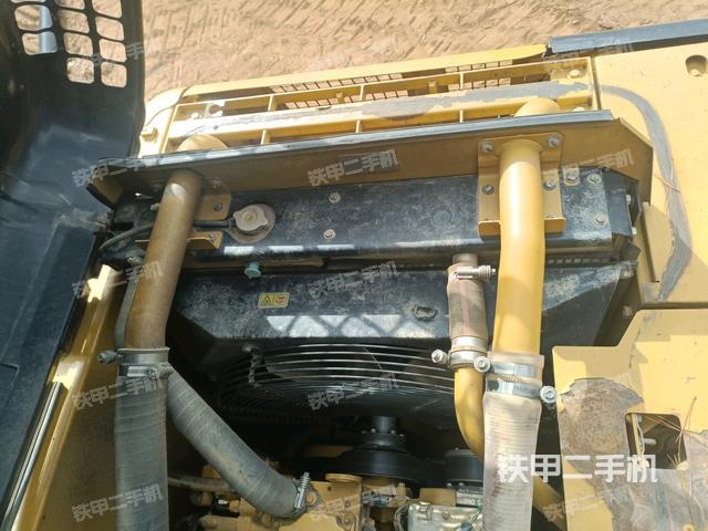 卡特彼勒320D2液压挖掘机的设备实拍-第25张实拍照片