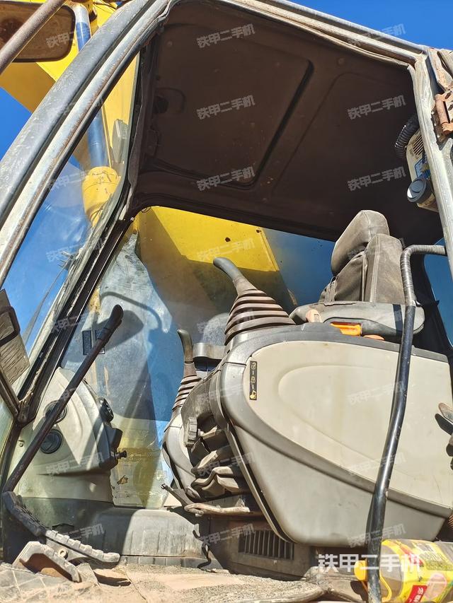 駕駛室整體(整機(jī)外觀) 駕駛室整體(整機(jī)外觀)