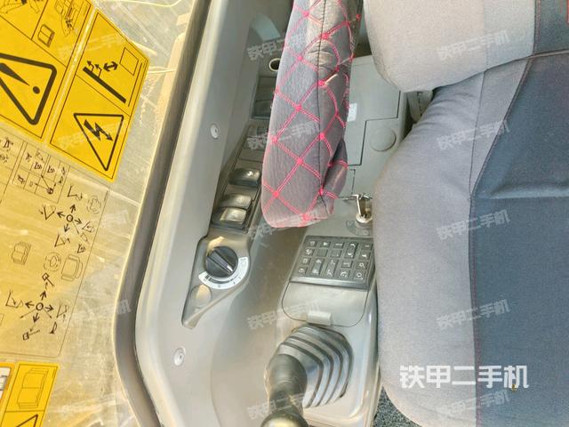 座椅右側(cè)控制臺/鑰匙門/油門/含右手柄（駕駛室部分）