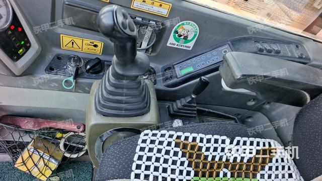 座椅右側控制臺/鑰匙門/油門/含右手柄（駕駛室部分）