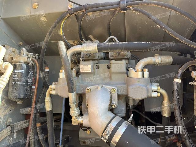 液壓泵艙室正面整體(整機(jī)外觀) 液壓泵艙室正面整體(整機(jī)外觀)