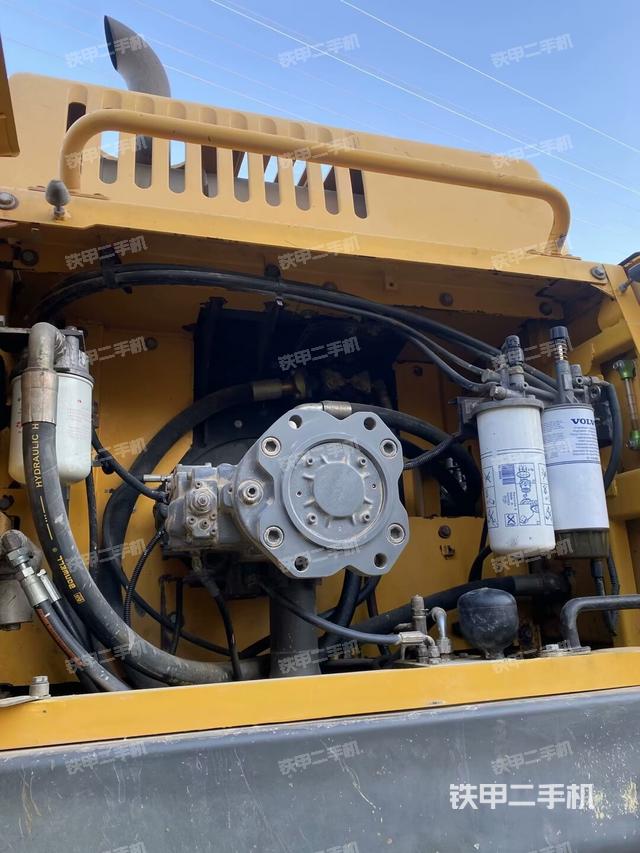 液壓泵艙室正面整體（整機外觀）