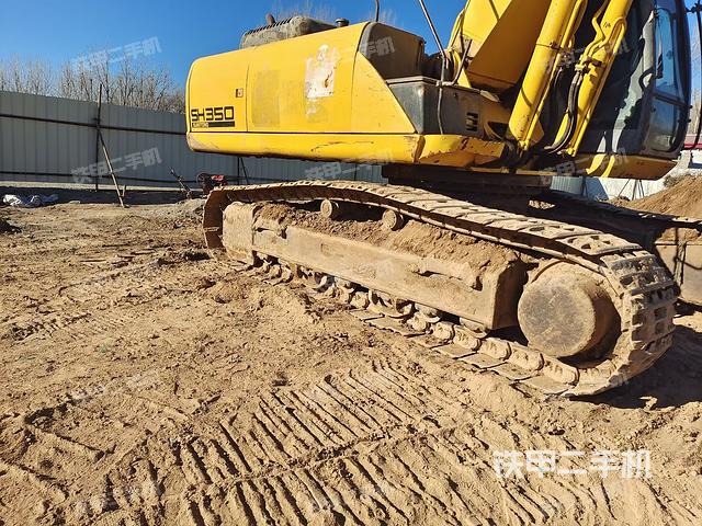 單側(cè)履帶整體(整機(jī)外觀) 單側(cè)履帶整體(整機(jī)外觀)