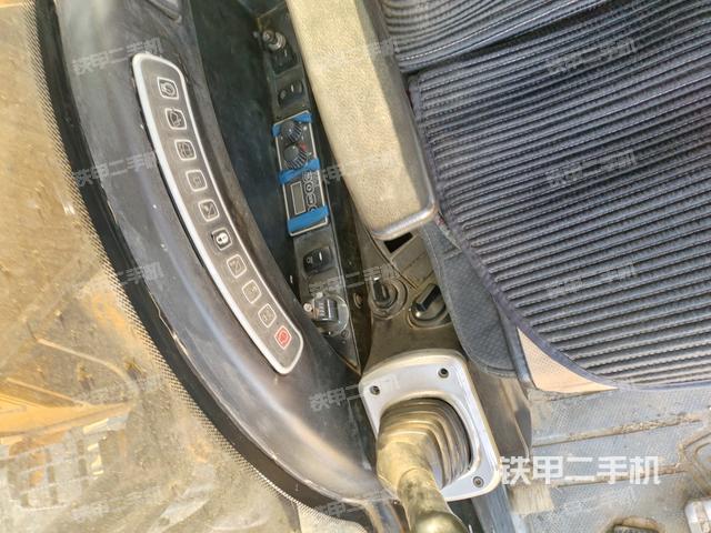 座椅右側(cè)控制臺(tái)/鑰匙門/油門/含右手柄（駕駛室部分）