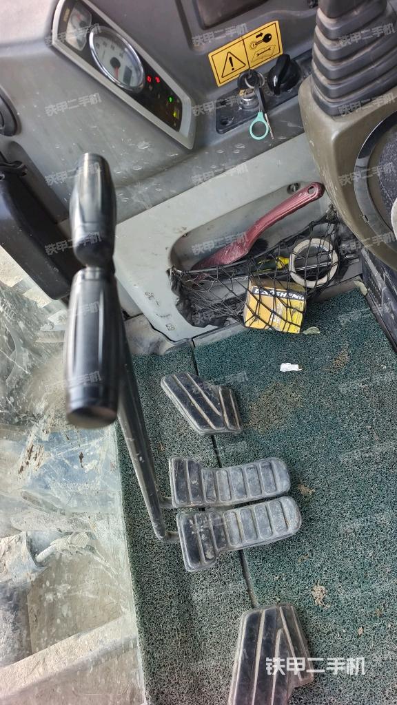 行走控制手柄和踏板?俯拍（駕駛室部分）