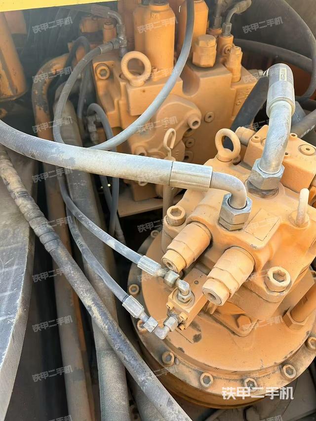 回轉(zhuǎn)馬達(dá)和主控閥（整機(jī)外觀）