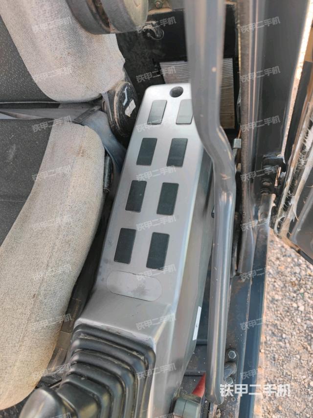 座椅右側(cè)控制臺/鑰匙門/油門/含右手柄（駕駛室部分）