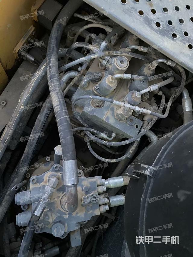 回轉馬達和主控閥（整機外觀）