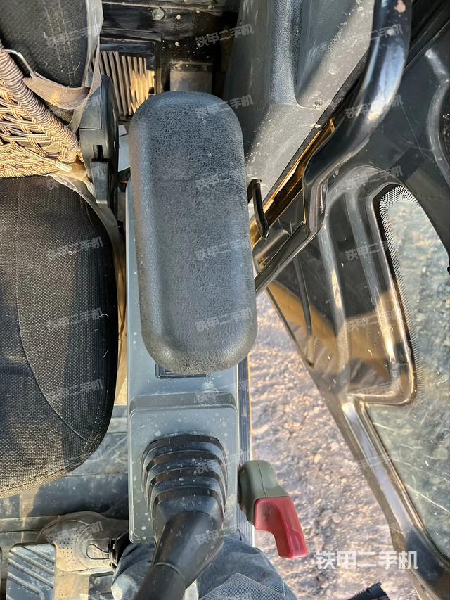 座椅右側控制臺/鑰匙門/油門/含右手柄（駕駛室部分）