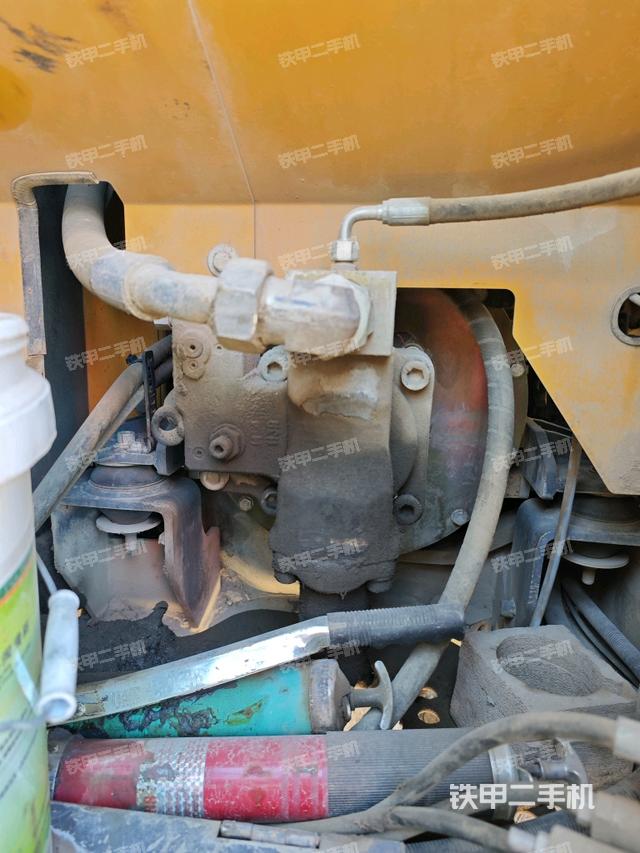 液壓泵艙室正面整體(整機外觀) 液壓泵艙室正面整體(整機外觀)