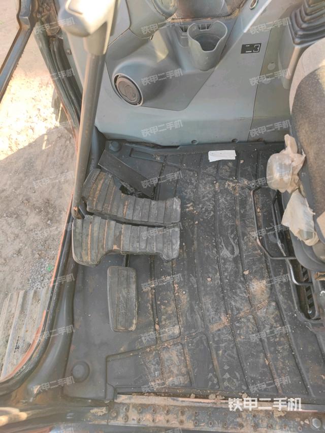 行走控制手柄和踏板?俯拍（駕駛室部分）