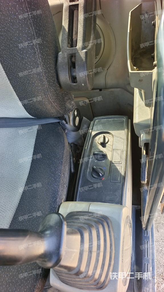 座椅左側(cè)控制臺/音響/含左手柄（駕駛室部分）