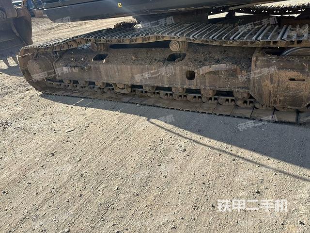 單側(cè)履帶整體(整機(jī)外觀) 單側(cè)履帶整體(整機(jī)外觀)