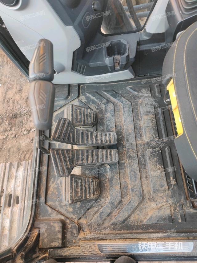 行走控制手柄和踏板?俯拍（駕駛室部分）