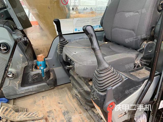 駕駛室整體(整機(jī)外觀) 駕駛室整體(整機(jī)外觀)