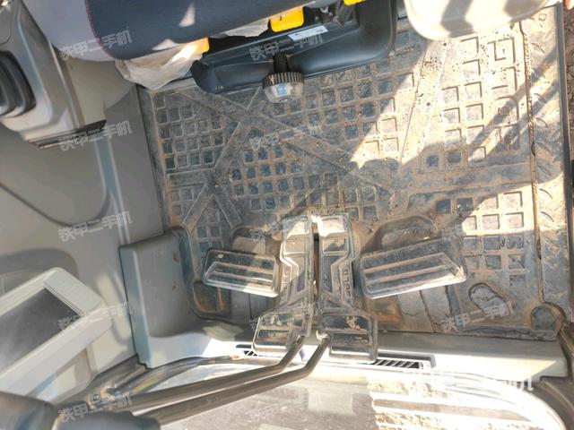 行走控制手柄和踏板?俯拍（駕駛室部分）