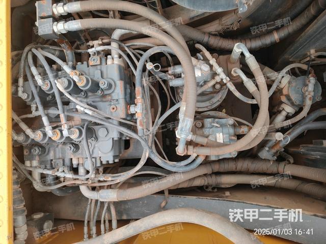 回轉(zhuǎn)馬達(dá)和主控閥（整機(jī)外觀）