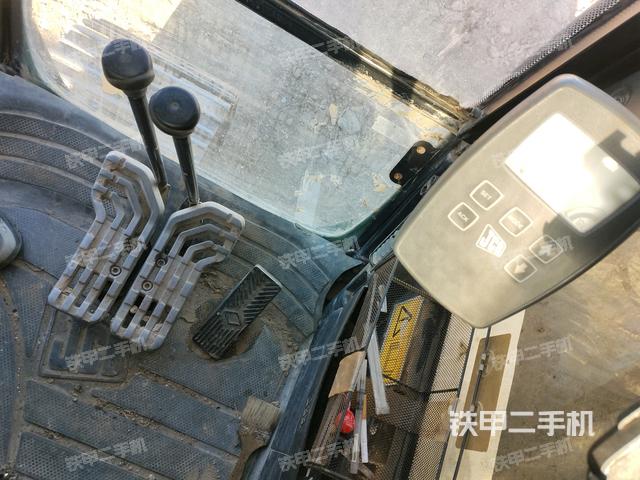 行走控制手柄和踏板?俯拍（駕駛室部分）