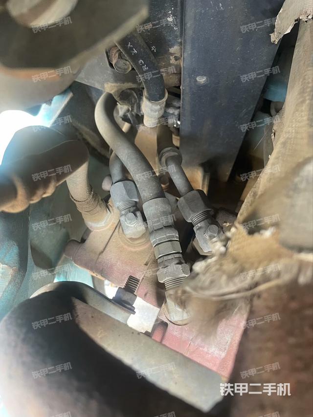 液压泵舱室正面整体（整机外观）