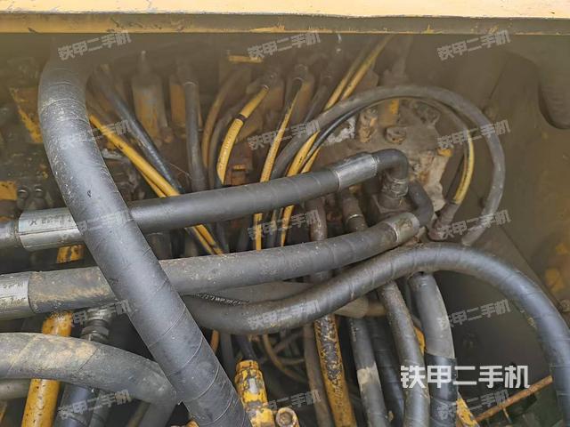 回轉馬達和主控閥(整機外觀) 回轉馬達和主控閥(整機外觀)
