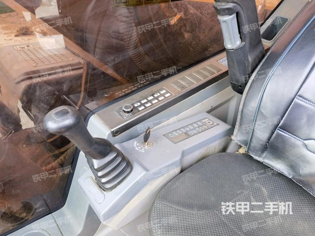 座椅右側(cè)控制臺(tái)/鑰匙門/油門/含右手柄(駕駛室部分) 座椅右側(cè)控制臺(tái)/鑰匙門/油門/含右手柄(駕駛室部分)