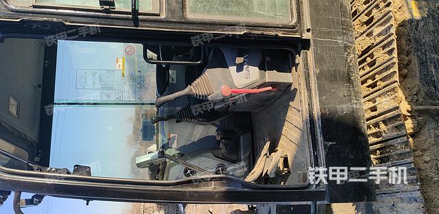 駕駛室整體(整機(jī)外觀) 駕駛室整體(整機(jī)外觀)