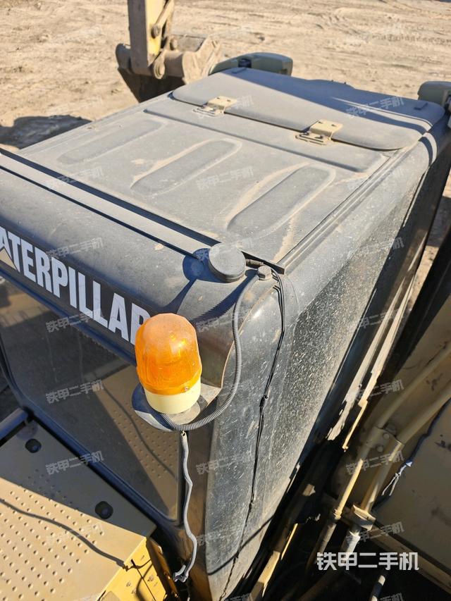 駕駛室頂部（整機外觀）