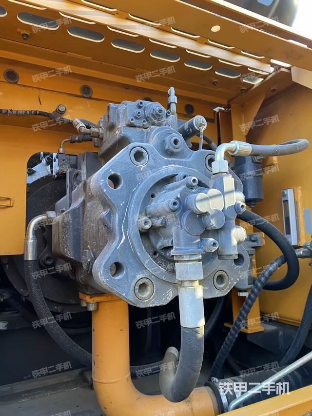 液壓泵艙室正面整體(整機外觀) 液壓泵艙室正面整體(整機外觀)