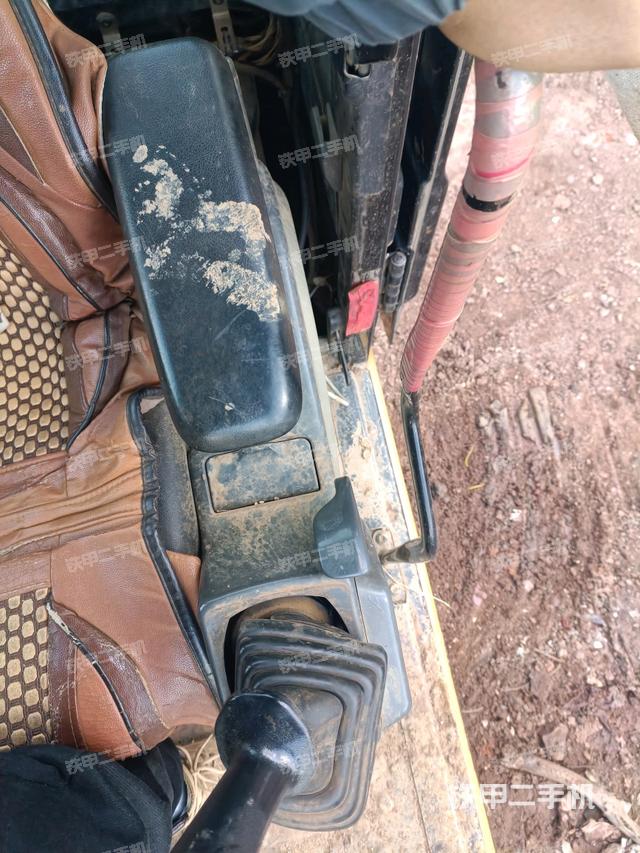 座椅左側(cè)控制臺/音響/含左手柄(駕駛室部分) 座椅左側(cè)控制臺/音響/含左手柄(駕駛室部分)