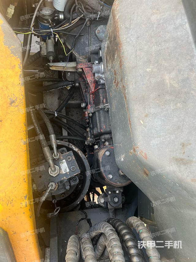 液压泵舱室正面整体（整机外观）