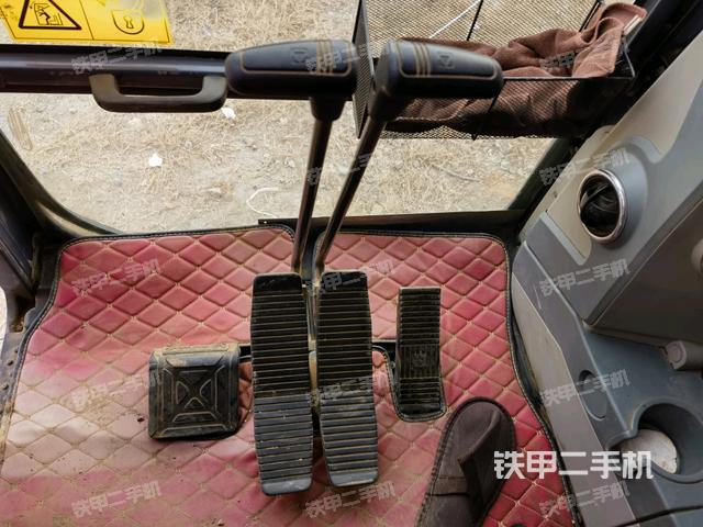 行走控制手柄和踏板?俯拍(駕駛室部分) 行走控制手柄和踏板?俯拍(駕駛室部分)