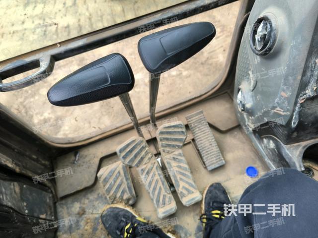 行走控制手柄和踏板?俯拍（駕駛室部分）