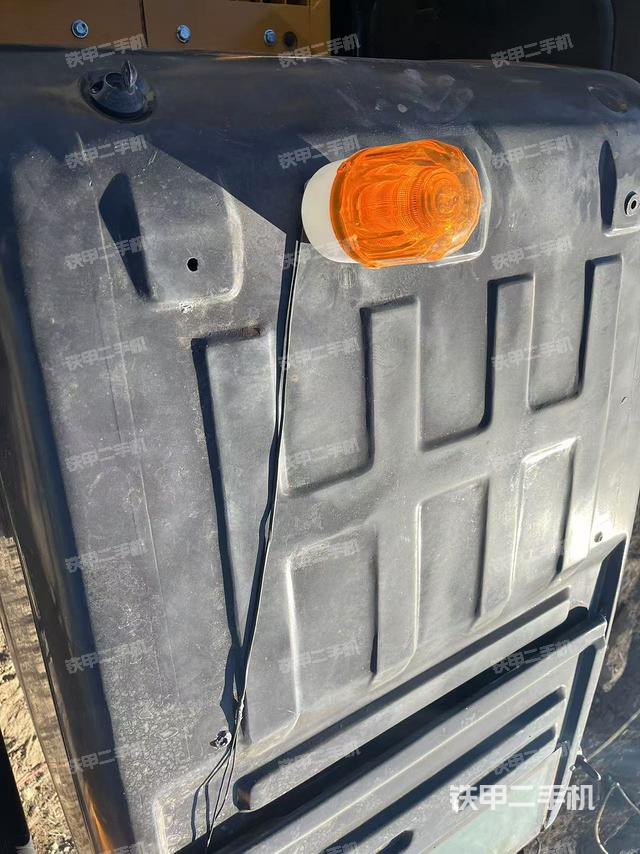 駕駛室頂部（整機外觀）