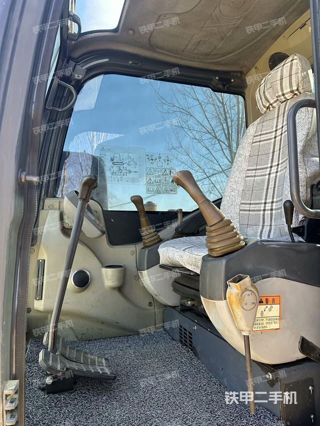 駕駛室頂部（整機(jī)外觀）