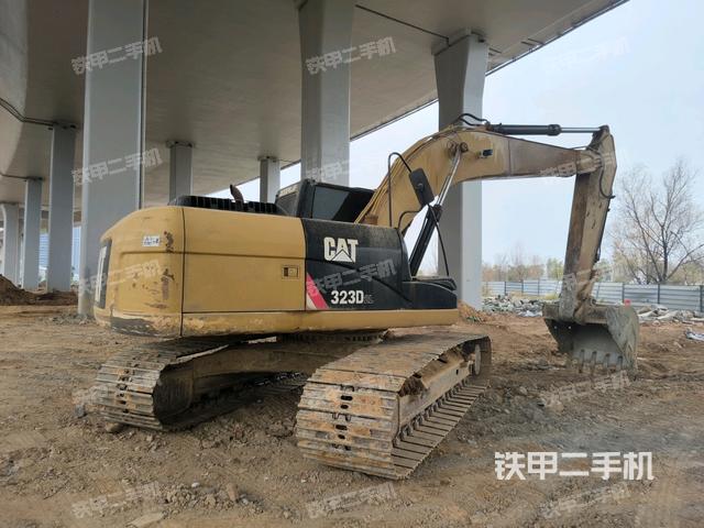 卡特彼勒323DL挖掘机的设备实拍-第4张实拍照片