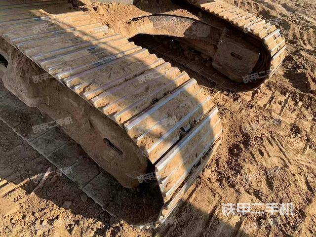 單側(cè)履帶整體(整機外觀) 單側(cè)履帶整體(整機外觀)