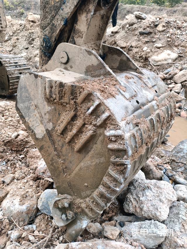 鏟斗右后整體（工作和回轉(zhuǎn)裝置）