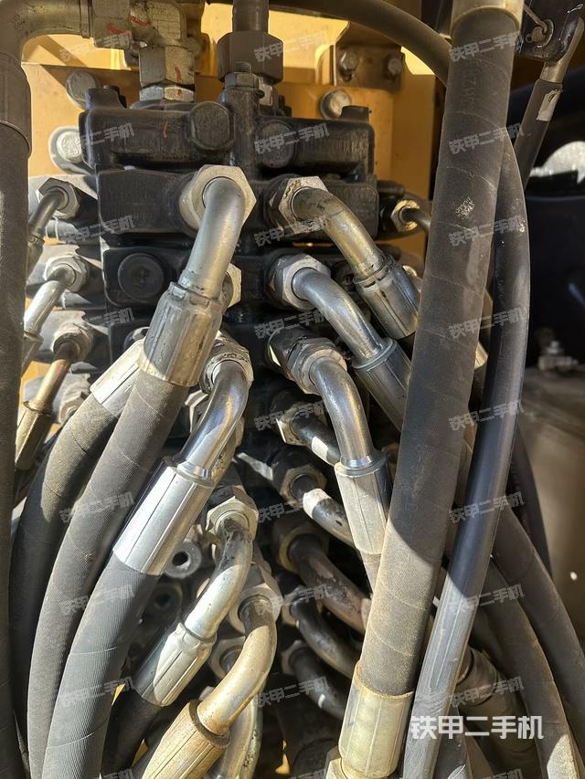 回轉(zhuǎn)馬達(dá)和主控閥（整機(jī)外觀）