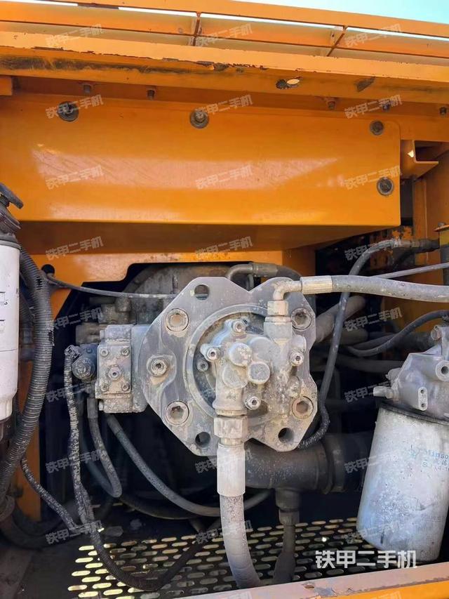 液壓泵艙室正面整體（整機外觀）