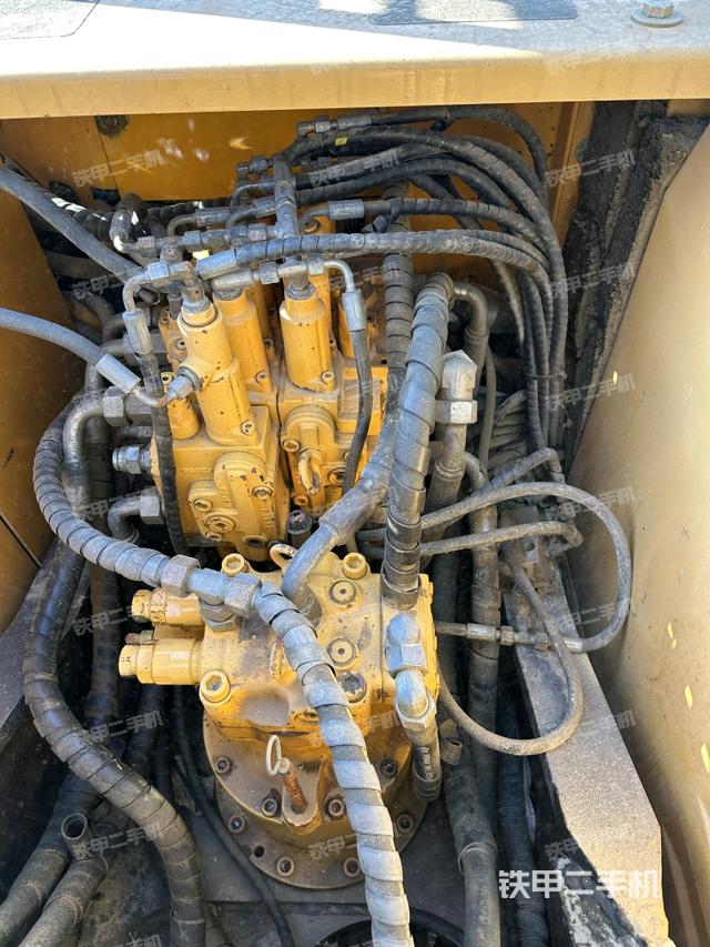 回轉(zhuǎn)馬達(dá)和主控閥（整機(jī)外觀）