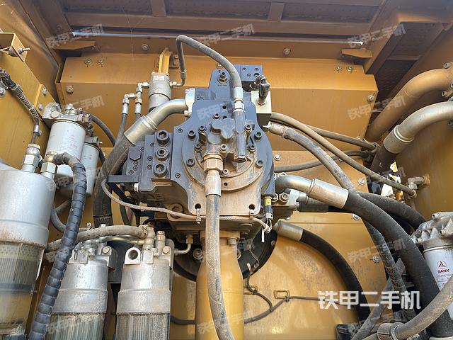 液压泵舱室正面整体（整机外观）